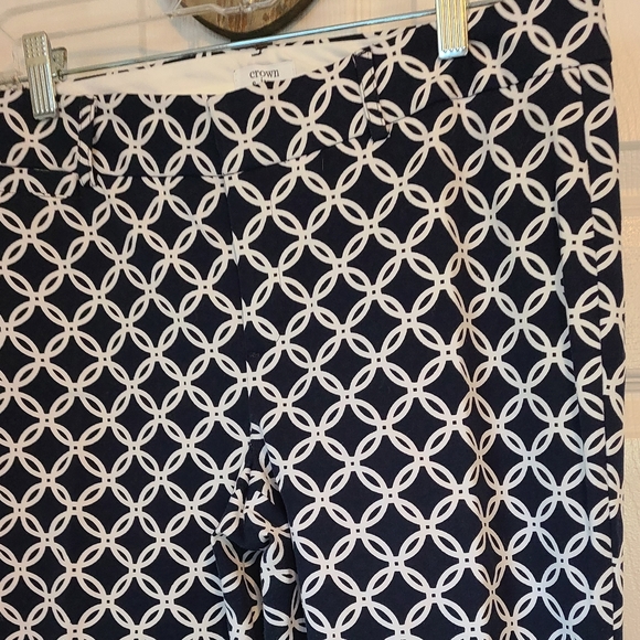 Crown & Ivy Woman's Pants, Size: 10 Color: Black w/ pattern - Picture 5 of 12